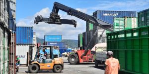 Unit mobile crane sedang melakukan pengangkatan material proyek