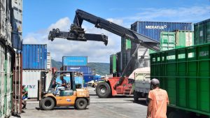Unit mobile crane sedang melakukan pengangkatan material proyek